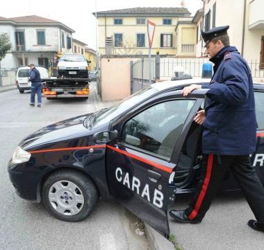 Fugge e sperona un carro funebre