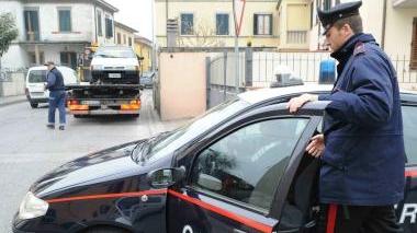 Fugge e sperona un carro funebre