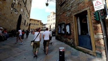 Una veduta del centro storico di Volterra con i turisti 
