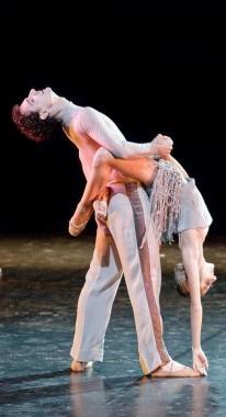 <b>LA FAVOLA SULLE PUNTE.</b> Unintensa immagine del balletto ispirato a Cenerentola che andr&agrave; in scena stasera alla Versiliana      