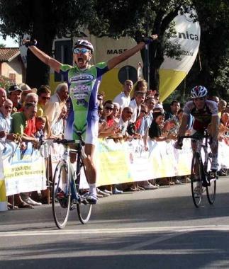 A sinistra un momento della scorsa edizione del memorial Pigoni-Coli; a destra larrivo solitario del vincitore del 2010 Carlos Manarelli       