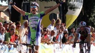 A sinistra un momento della scorsa edizione del memorial Pigoni-Coli; a destra l’arrivo solitario del vincitore del 2010 Carlos Manarelli