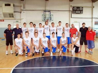 Foto di gruppo, sul parquet del Palavinci, per lo Sporting Club 1949 edizione 2011/12 