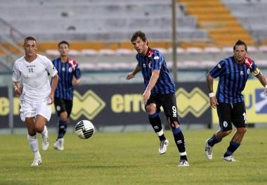 <b>AC PISA. </b>Due giovani molto promettenti nel nuovo Pisa di Pagliari: sotto, Benvenga; a destra Strizzolo al tiro  