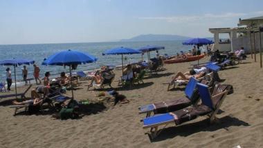 <b>LULTIMA SPIAGGIA.</b> Lettini e sdraio sul litorale a Capalbio 