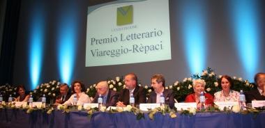 La giuria del Premio schierata; a destra, la presidente col sindaco Lunardini   