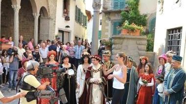 Maria Perrusi con il sindaco di Cutigliano Ceccarelli e, sopra, impegnata nelle riprese degli spot della Rai