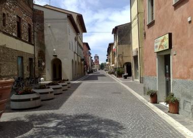 Uno scorcio di corso Matteotti a Cascina deserto In basso il sindaco Alessio Antonelli  