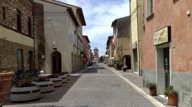 Uno scorcio di corso Matteotti a Cascina deserto In basso il sindaco Alessio Antonelli