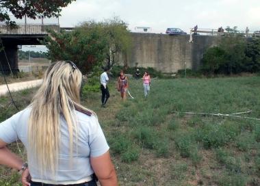 I vigili durante il sopralluogo. Lauto, prima di schiantarsi al suolo, ha fatto un volo di 10 metri 