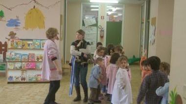 Bambini in una scuola materna A lato Alberto Ciampi assessore ai lavori pubblici