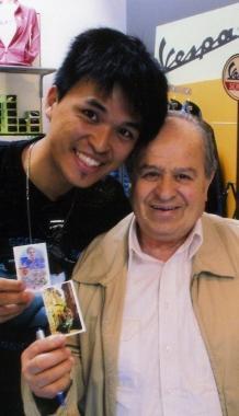 L’artigiano di Taiwan Pie Lu in una foto con il pilota Giuseppe Cau al Museo Piaggio