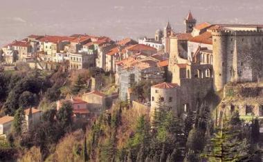Una veduta di Fosdinovo e sotto il sindaco Massimo Dad&agrave;    