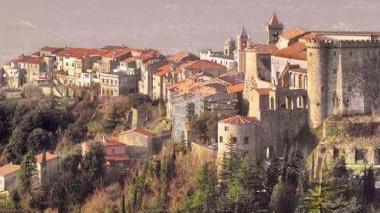Una veduta di Fosdinovo e sotto il sindaco Massimo Dadà