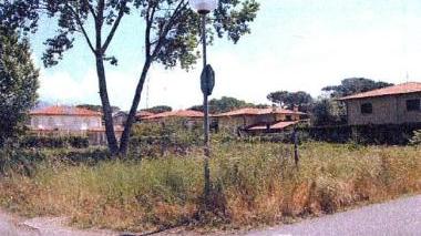 <strong>RICORSO.</strong> Il terreno di via Ferrucci angolo via dei Medici In basso, il Municipio