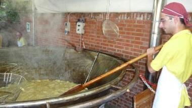 Due immagini della passata edizione della sagra della patata fritta