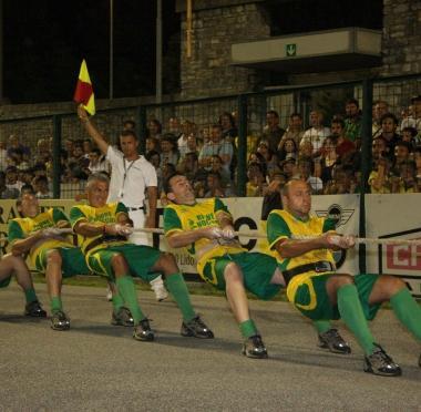 <b>LUTTO.</b> Sopra, Giuseppe Mallegni. In alto, atleti del Nocchi impegnati nel tiro alla fune 