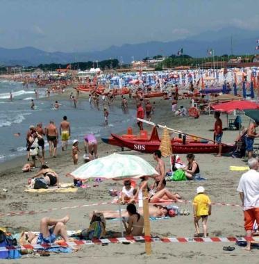 Uno scorcio del litorale di Marina di Carrara     