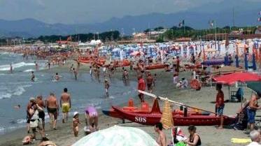 Uno scorcio del litorale di Marina di Carrara
