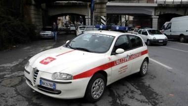 Una pattuglia dei vigili e unambulanza (foto darchivio)  