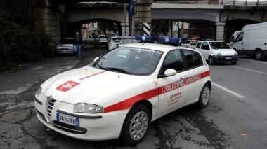 Una pattuglia dei vigili e un’ambulanza (foto d’archivio)
