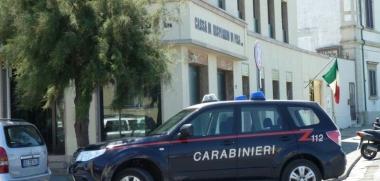 Una pattaglia dei carabinieri davanti alla banca rapinata