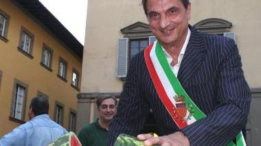 A destra l’avvio della cocomerata Sotto il sindaco Roberto Cenni taglia la prima fetta di cocomero