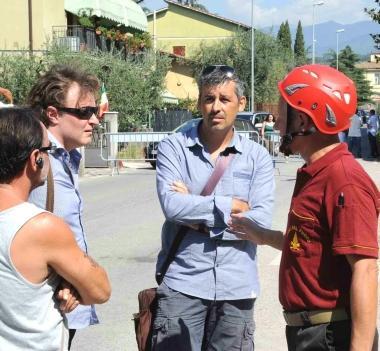 A sinistra, il caposquadra dei pompieri a colloquio con il geometra Enrico Gonfiantini Sotto, il sindaco Renzo Berti 