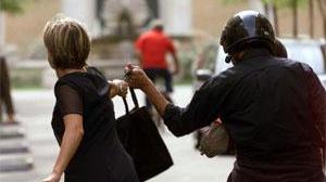 Allarme scippi, tre colpi in un giorno
