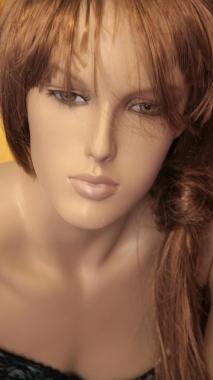 <b>MANICHINO.</b> Fa perdere la testa agli uomini 