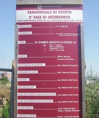 Sopra un tratto della strada e il cartello dei lavori  