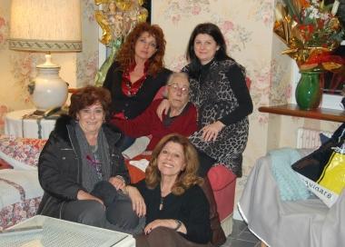 Nonna Anna circondata dallaffetto dei familiari 