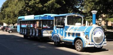 Il trenino che collega i campeggi con il centro 