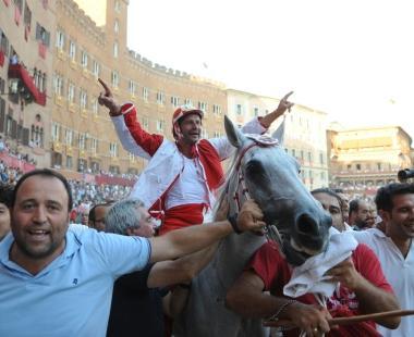 <b>FEDORA.</b> In trionfo con i contradaioli della Giraffa 