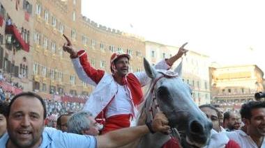 <b>FEDORA.</b> In trionfo con i contradaioli della Giraffa