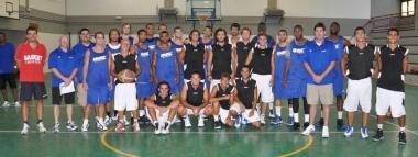 <b>FOTO DI GRUPPO.</b> I ragazzi di Basket Grosseto con i collegiali del Missouri 