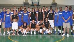 <b>FOTO DI GRUPPO.</b> I ragazzi di Basket Grosseto con i collegiali del Missouri