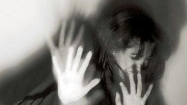 Una donna aggredita (foto d’archivio)