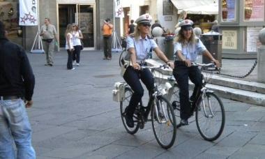 Vigili in bicicletta nel centro storico (Vip) 