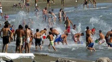 Gavettoni in spiaggia: a Ferragosto si è sfiorata la rissa più volte