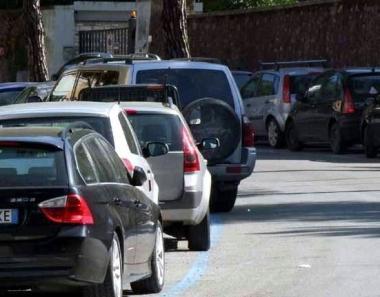Auto nei parcheggi a pagamento in via Don Minzoni  