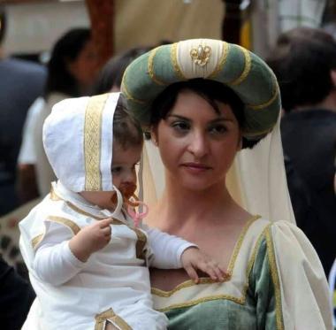 Donna e bimbo in abiti medievali 
