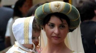 Donna e bimbo in abiti medievali