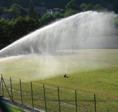 Acqua, fontane pubbliche chiuse Vietato lavare le auto e annaffiare