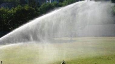 Acqua, fontane pubbliche chiuse Vietato lavare le auto e annaffiare