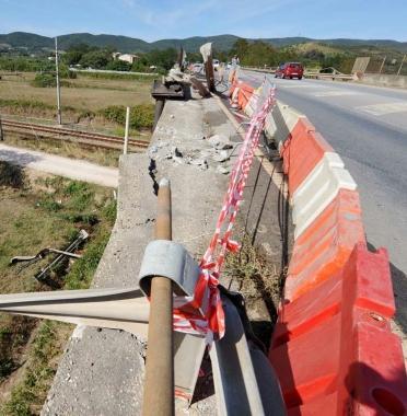 Il punto dove &egrave; avvenuto lincidente, ora chiuso con le transenne 