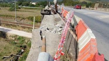Il punto dove è avvenuto l’incidente, ora chiuso con le transenne