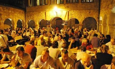 Molte persone ogni anno partecipano alla Serata dellospite 
