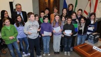 I ragazzi della scuola Newbery di Marina che hanno vinto il concorso indetto da Enel