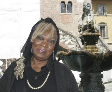 Ella Armstrong fotografata in piazza del Comune      